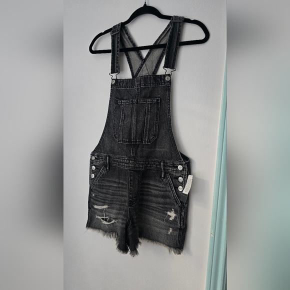 Abercrombie denim overalls/shorts. Black distressed Excellent Condition. Size S - Picture 2 of 13